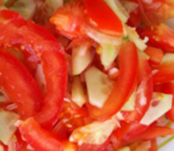 Салат из помидор со свежими огурцами.