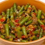 Салат из стручковой фасоли с помидорами.