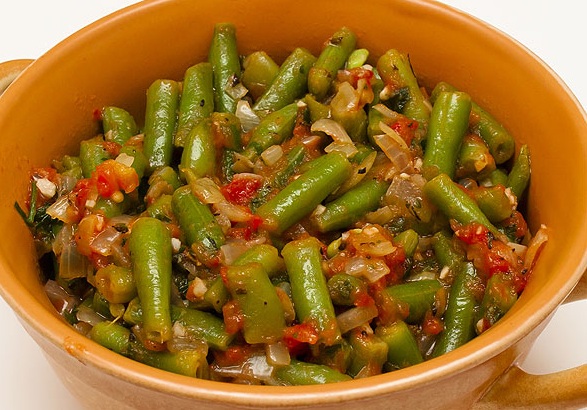 Салат из стручковой фасоли с помидорами