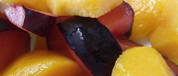 Фрукты. Слива и персик