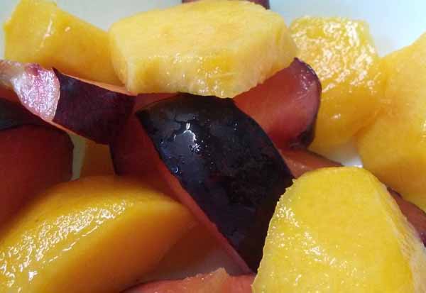 Фрукты. Слива и персик