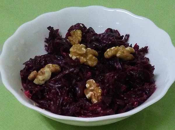 Салат из свеклы c грецкими орехами и чесноком