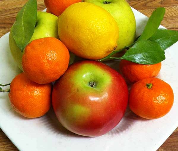 Яблоки, лимон, мандарины