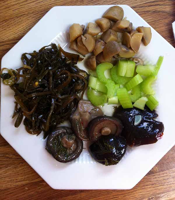 Закуска из соленых грибов, сельдерея и морской капусты.