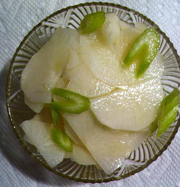 Закуска из дайкона с сельдереем