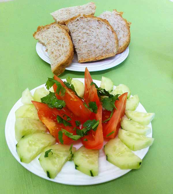 свежие овощи с хлебом