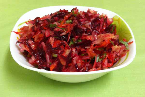 винегрет из квашеной капусты с зеленым горошком.