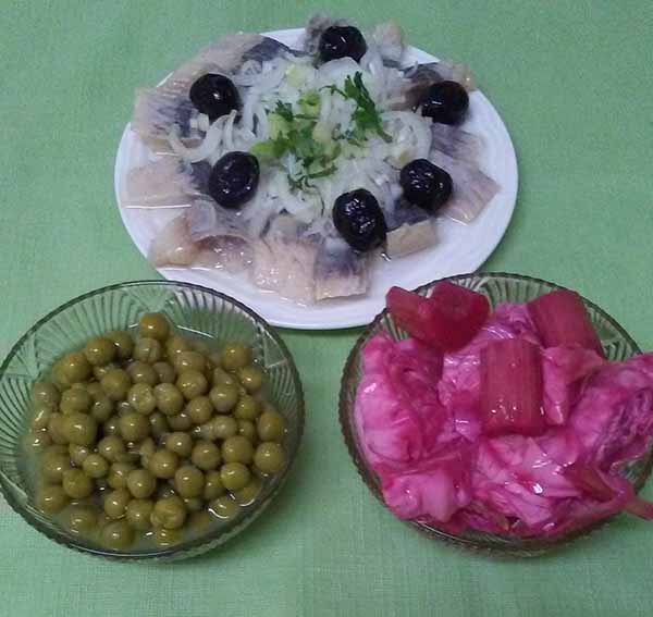 Закуска из сельди с зеленым горошком и капустой