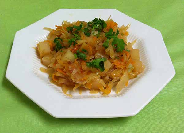 Капуста тушеная.