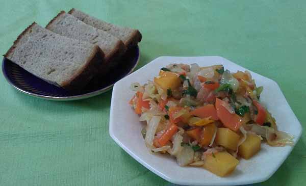 Капуста, тушеная с репой и сельдереем.