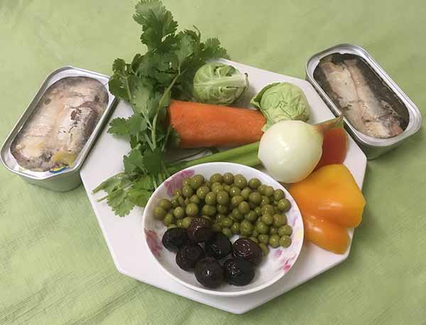 сардины, морковь, лук, перец, маслины, горошек