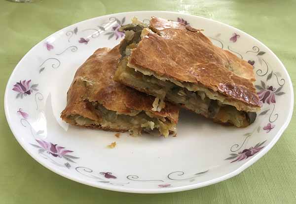 Пирог из квашеной капусты с грибами