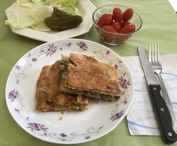 Пирог из квашеной капусты с грибами