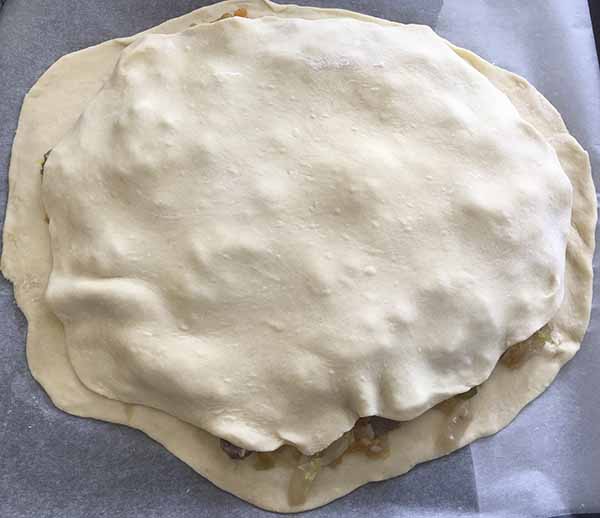 Пирог из квашеной капусты с грибами