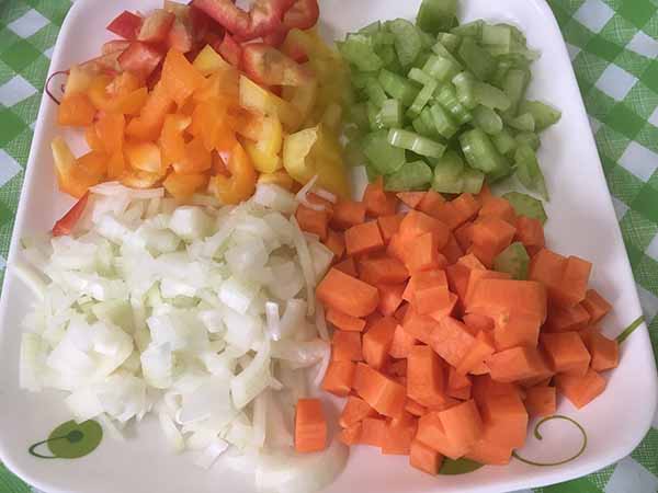 соленый огурец, маслины, болгарский перец,грибы, лук,зелень