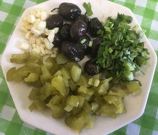 соленый огурец,маслины, чеснок, кинза