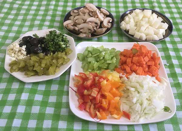 соленый огурец, маслины, болгарский перец,грибы, лук,зелень