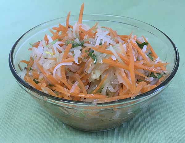 Салат морковный с редькой и сельдереем