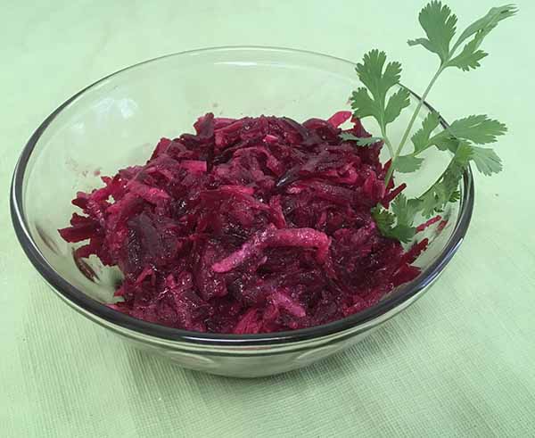 Салат свекольный с редькой и солеными огурцами