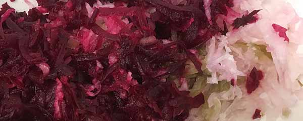 Салат свекольный с редькой и солеными огурцами