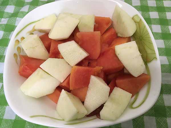 Десерт: Яблоки, папайя, орехи.