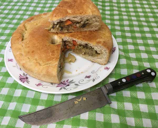 Постный пирог из дрожжевого теста с капустой, шампиньонами и морковью.